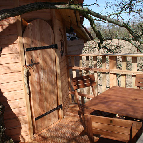 L'extérieur de la cabane des Lucioles