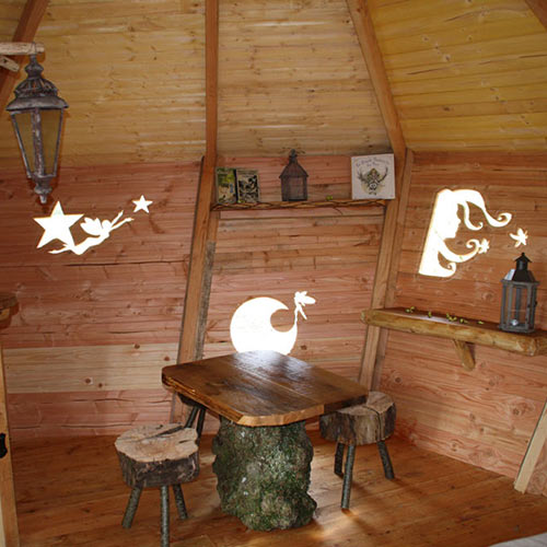 L'intérieur de la cabane des Lucioles
