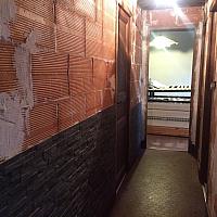 Le couloir a été mis a nu avant de changer complètement de style.